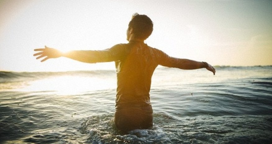 Urinating in the ocean is harmless - VIDEO