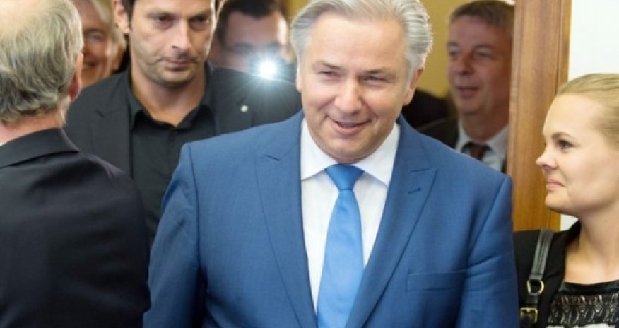 Berlin's embattled mayor Klaus Wowereit to quit