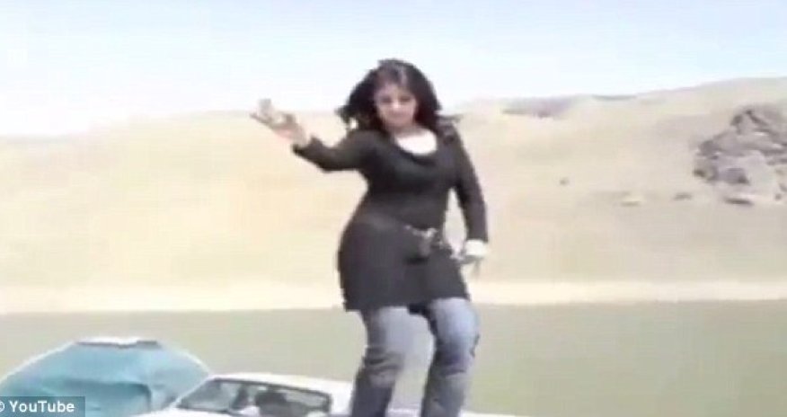 Iranian woman breaks strict Muslim laws and takes off her off hijab - PHOTO+VIDEO