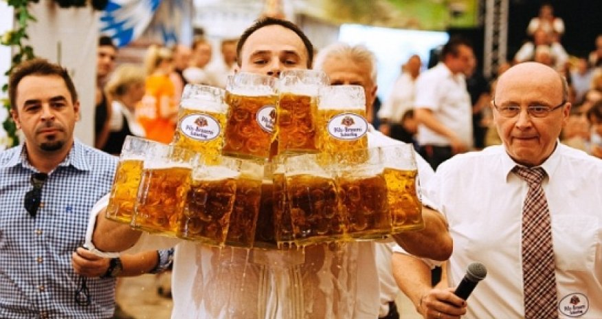 German waiter breaks world record - VIDEO