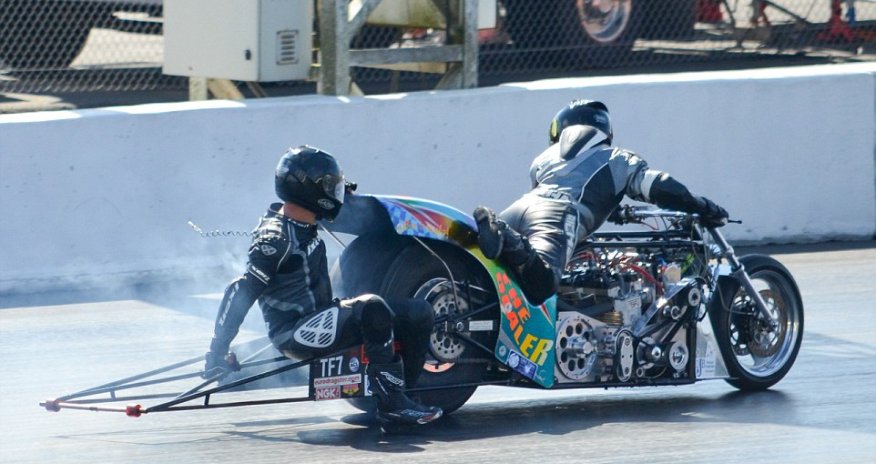 Drag racer clings onto opponent's motorbike - PHOTO+VIDEO