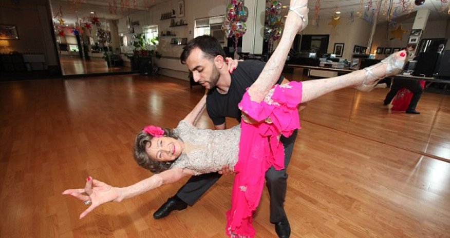 The world's oldest yoga teacher - PHOTO+VIDEO