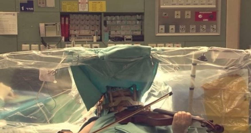 Ex-violinist regains her ability to play while surgeons operate on her brain - VIDEO