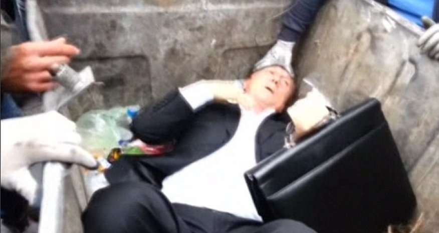Former minister in Viktor Yanukovich's parliament is thrown in a rubbish bin - PHOTO+VIDEO