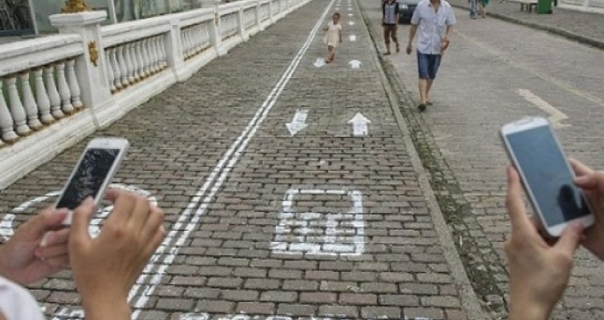 'Phone lane' for texting pedestrians