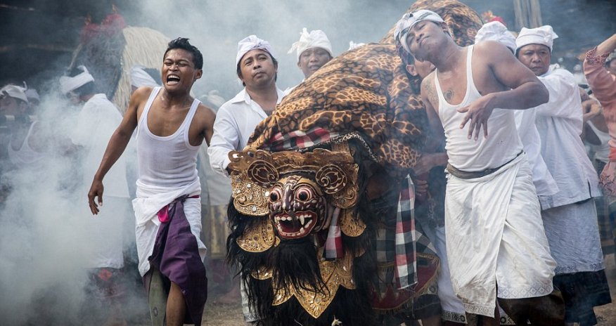 Balinese villagers stab ceremonial daggers into their chests - PHOTO+VIDEO