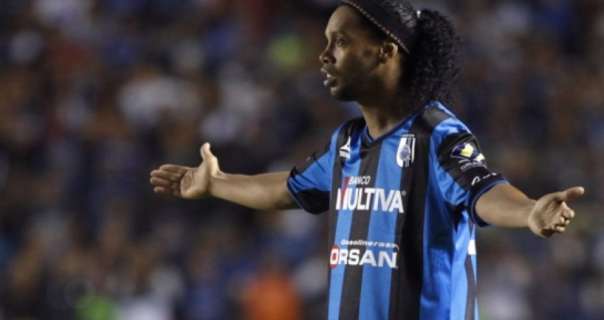 Ronaldinho misses penalty on Mexican debut - VIDEO
