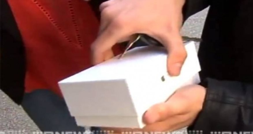 First man to buy an iPhone 6 immediately drops it on the floor, live on telly - VIDEO