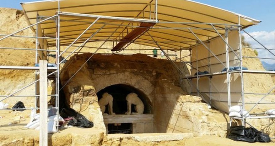 Greeks captivated by Alexander-era tomb at Amphipolis - PHOTO