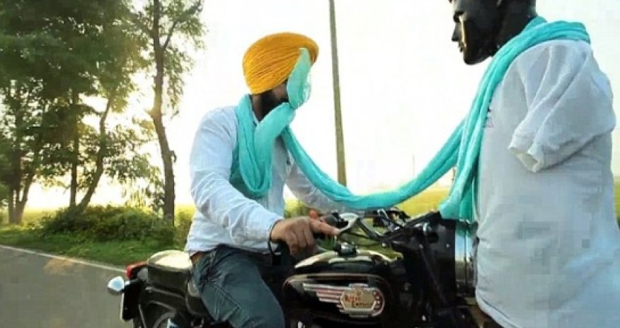 Daredevil motorcyclist wraps his turban while a riding motorbike - VIDEO