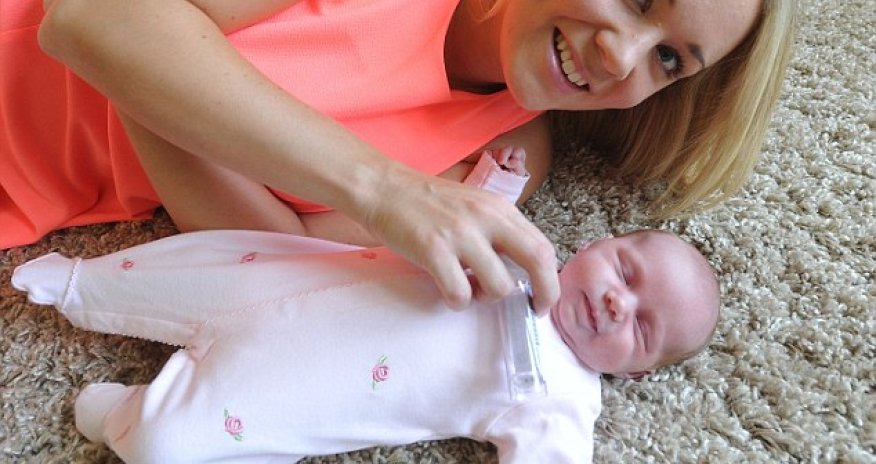 Baby daughter is born with two fully-formed teeth - PHOTO+VIDEO