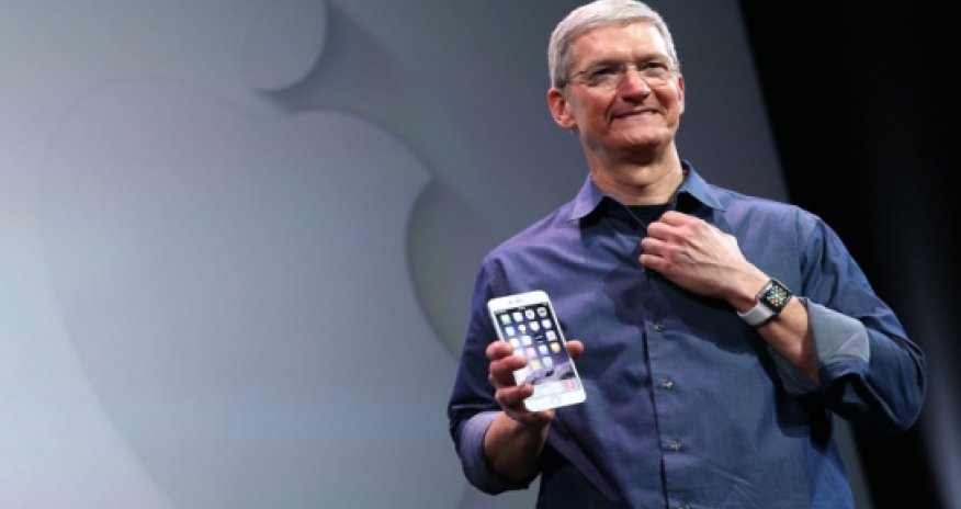 Apple CEO Cook Goes From Record Sales to IPhone Stumbles