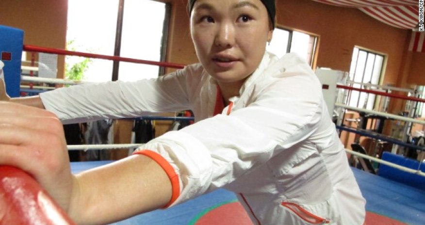 'Defector Girl Boxer' fights for the South - PHOTO