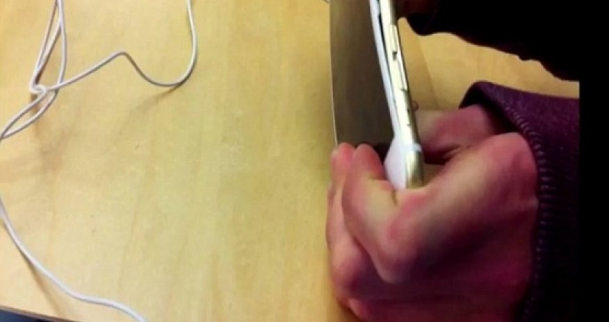 Now kids are bending iPhones in Apple stores - VIDEO