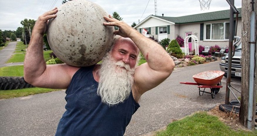 The world's strongest priest who has broken 19 powerlifting records - PHOTO+VIDEO