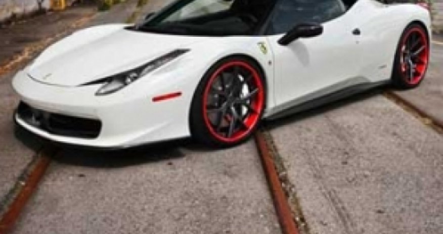 Futbolçunun “Ferrari”sini oğurladılar