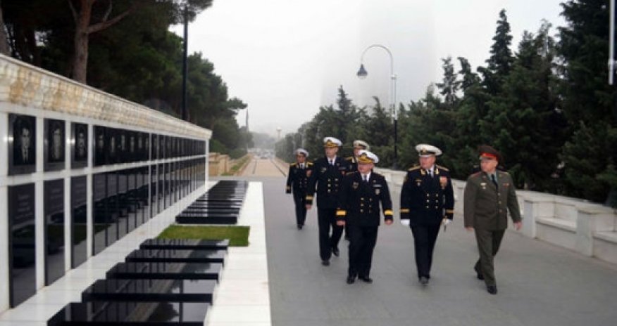 Российские моряки на Аллее почетного захоронения - ФОТО