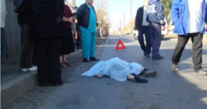 В Баку пешеход головой пробил лобовое стекло машины - ВИДЕО