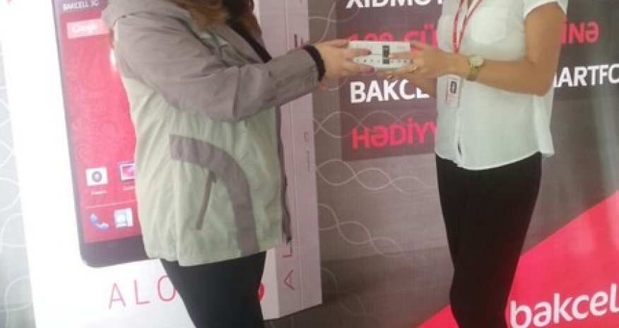 Subscribers receive gifts at Bakcell's new customer service center - PHOTO