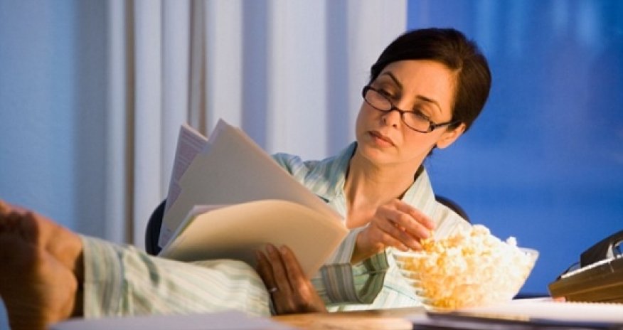 Why eating your lunch at your desk can make you fat - VIDEO