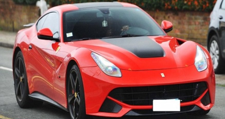 Balotelli 'threatened' woman who photographed his £240,000 red Ferrari