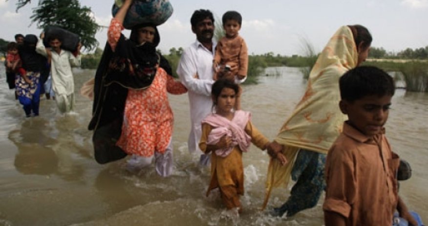 Azerbaijan distributes food among Pakistani flood victims