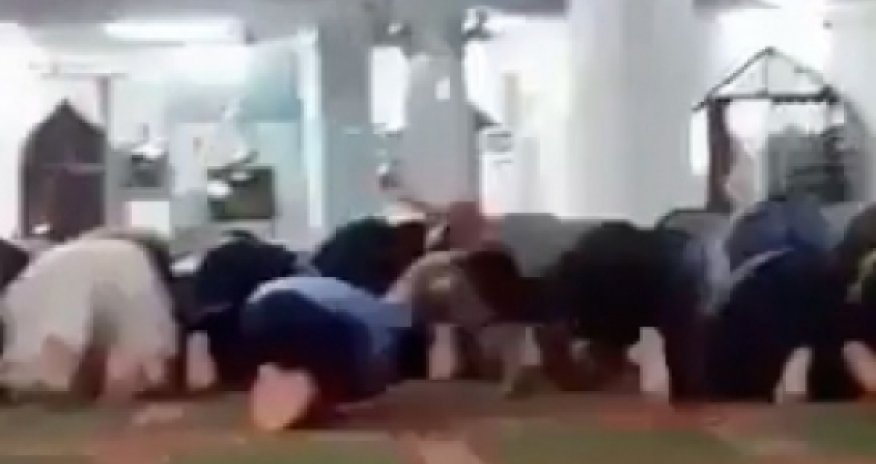 Namaz qılanda bir-birinə təpik atdılar - VİDEO