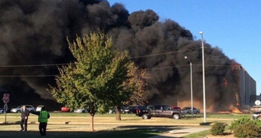 Самолет врезался в здание аэропорта в США