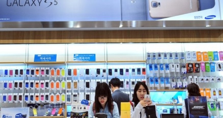 Samsung Electronics profit falls to lowest in three years