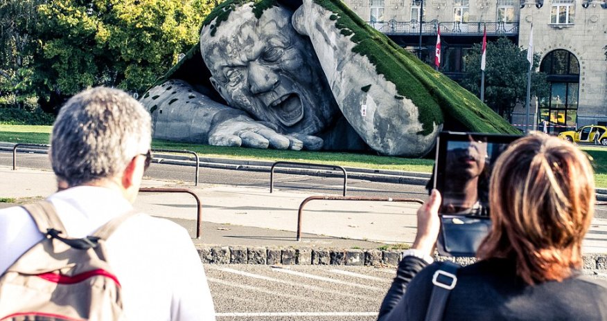 Budapest unveils bizarre oversized sculpture of man - PHOTO