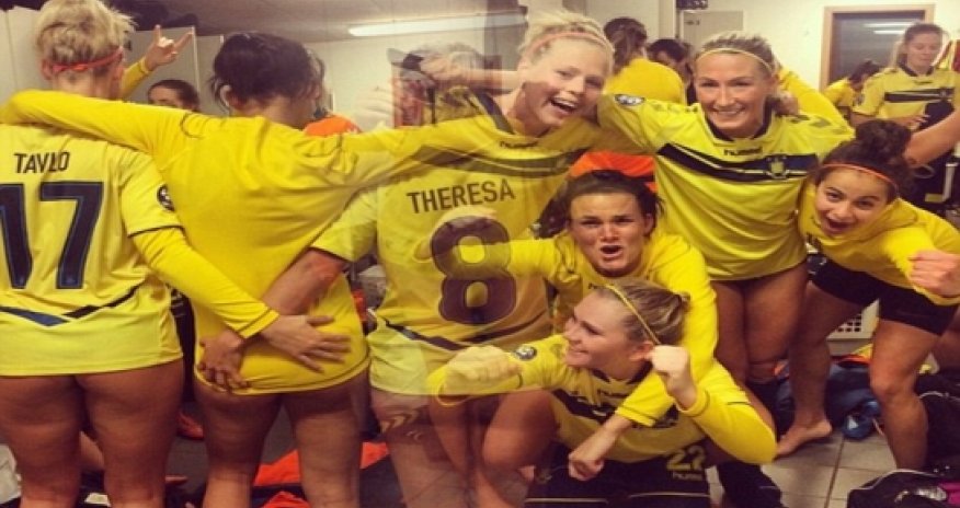 Team photo celebrating 3-2 win over title rivals Fortuna Hjorring