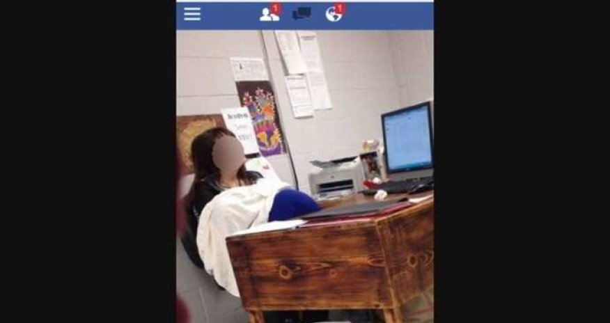 Учительница покормила своего ребенка грудью прямо во время урока- ФОТО