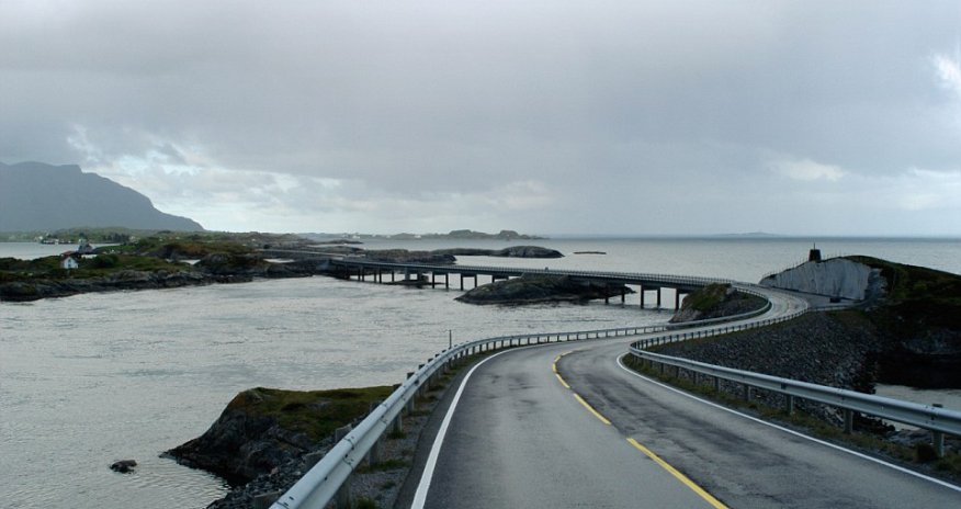Daring drivers take on Norway's winding 'drunk bridge' - PHOTO