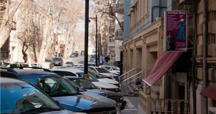 Тротуары Баку превратились в автостоянки -ФОТО