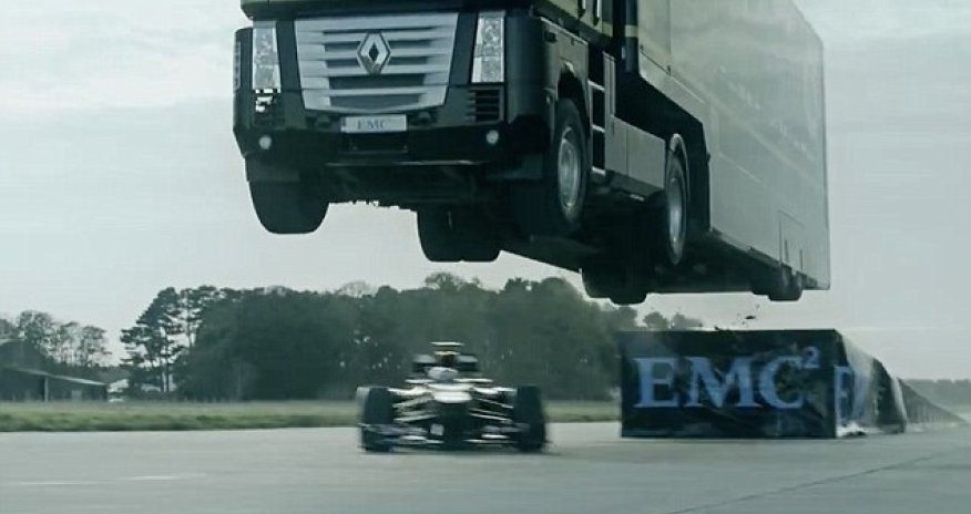 16-tonne transporter JUMPS over moving F1 car - PHOTO+VIDEO