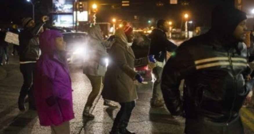 В Фергюсоне снова начались массовые беспорядки- ВИДЕО