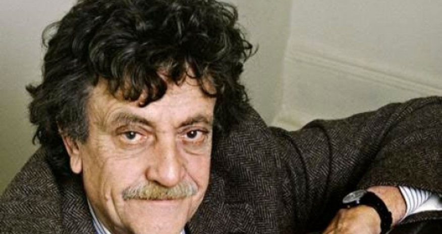 Kurt Vonnequt. GÜLÜMSƏYİN, İNDİ QUŞ ÇIXACAQ. (Hekayə)