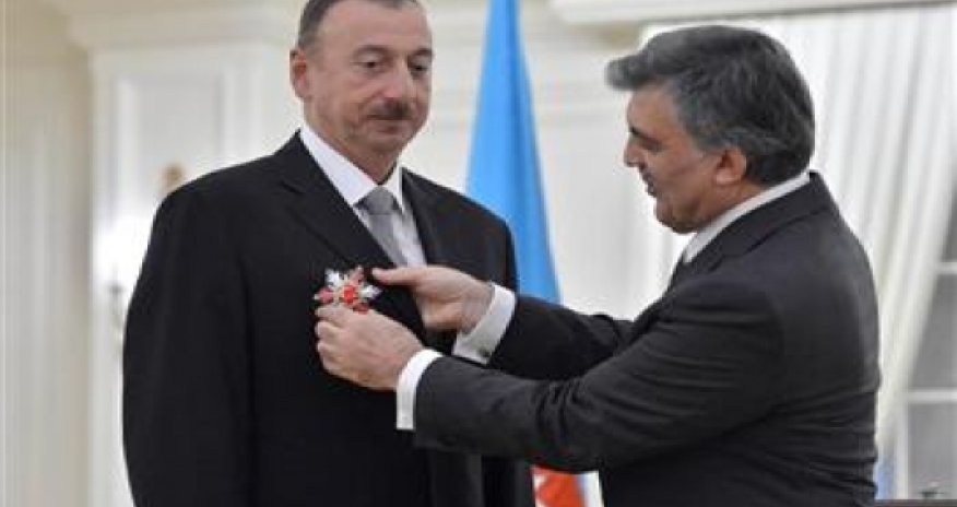 President Gül presents medal of honor to Aliyev