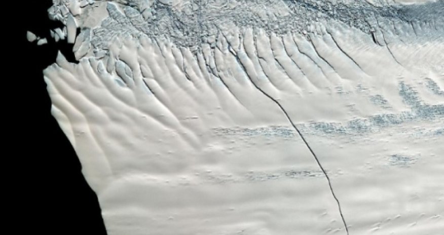 City-size iceberg drifting away from Antarctica