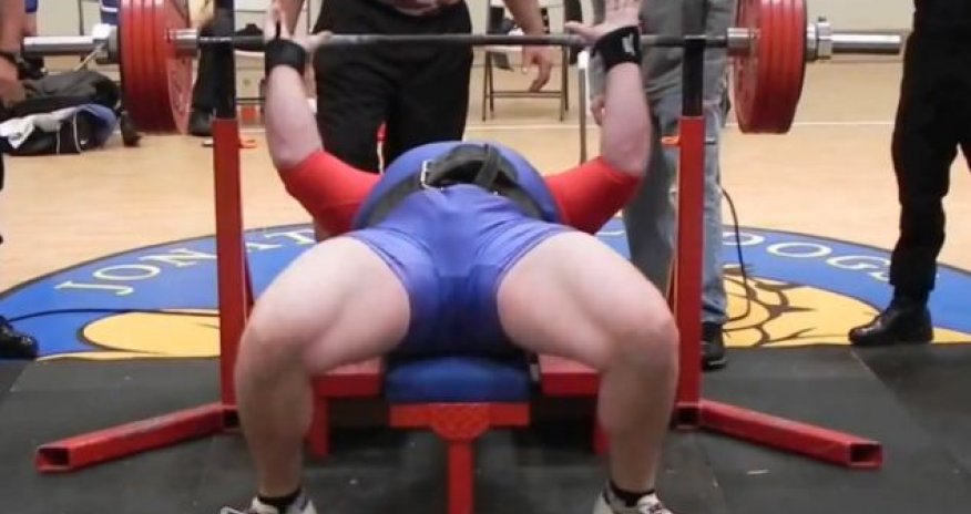 Agonising moment weightlifter dropped 545lbs on his chest - PHOTO+VIDEO