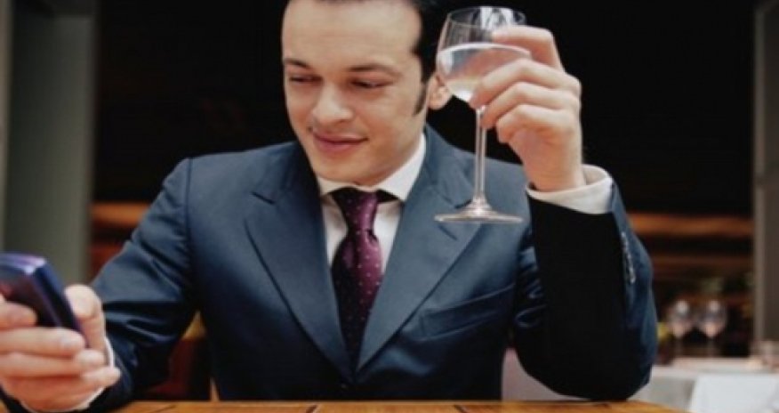 New Invisible Girlfriend app sends texts and lavish gifts to lonely guys