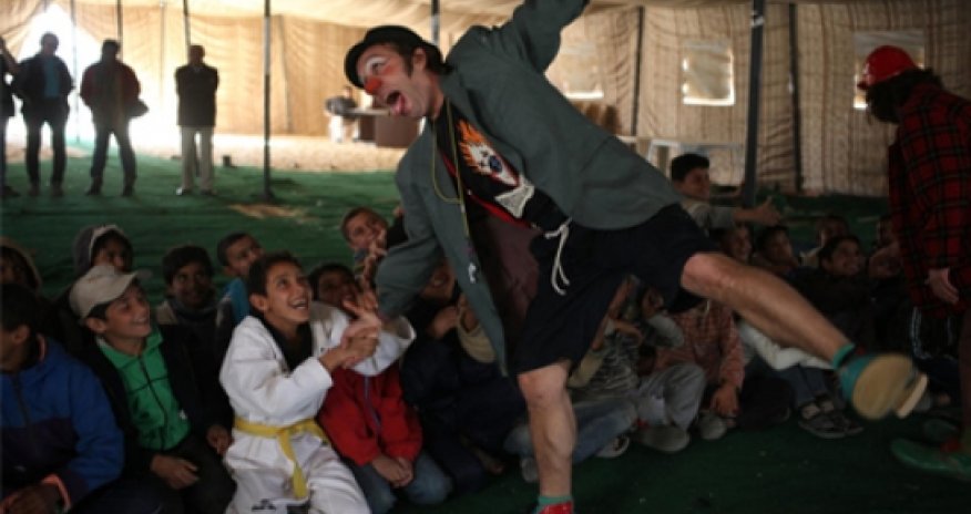 Clowns help Syrian camp children smile for moment - PHOTO