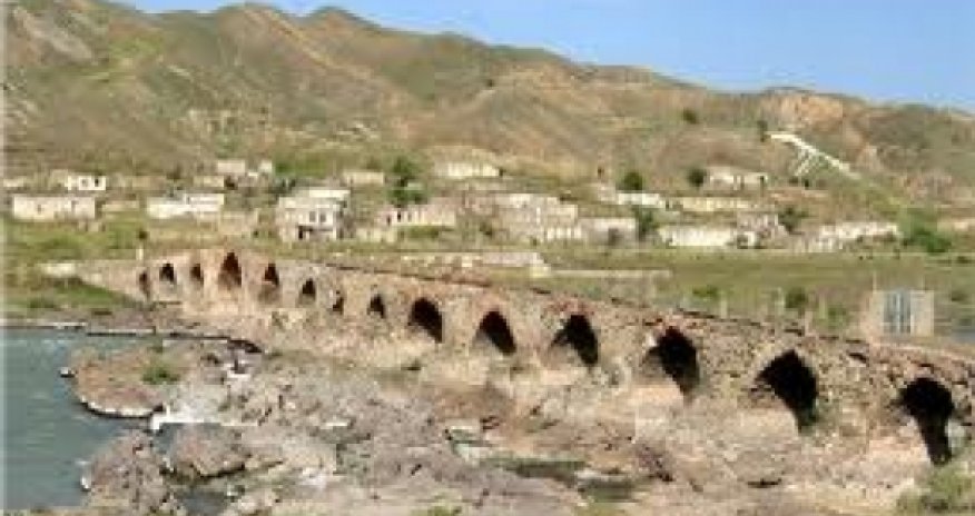 Azerbaijan says official shot on Iranian border