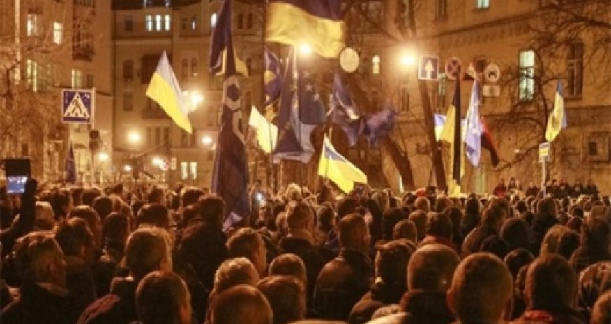 Ukraine unrest: Former presidents back mass protests
