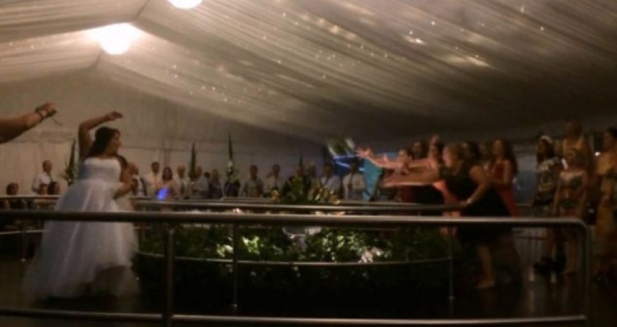 Wedding guest is so determined to grab bride's bouquet - VIDEO