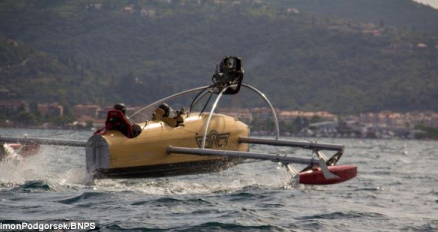 High-speed powerboat inspired by WW1 planes - PHOTO+VIDEO