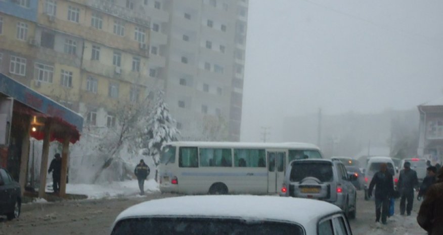 Problems caused by first snow in Baku - PHOTO