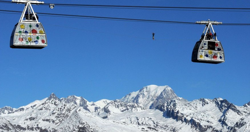 Daredevil highliner performs walk 1,200ft above the Alps - PHOTO