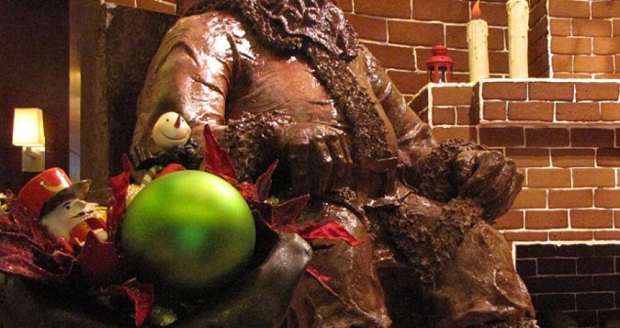 2.4 million calorie Santa goes on display, made entirely of dark chocolate - PHOTO