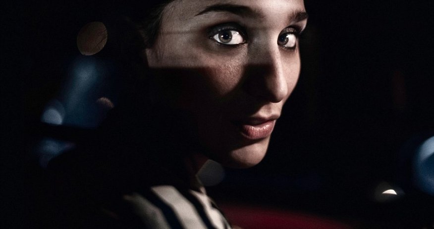 Captivating image of polar bear peeking from ice-covered sea - PHOTO